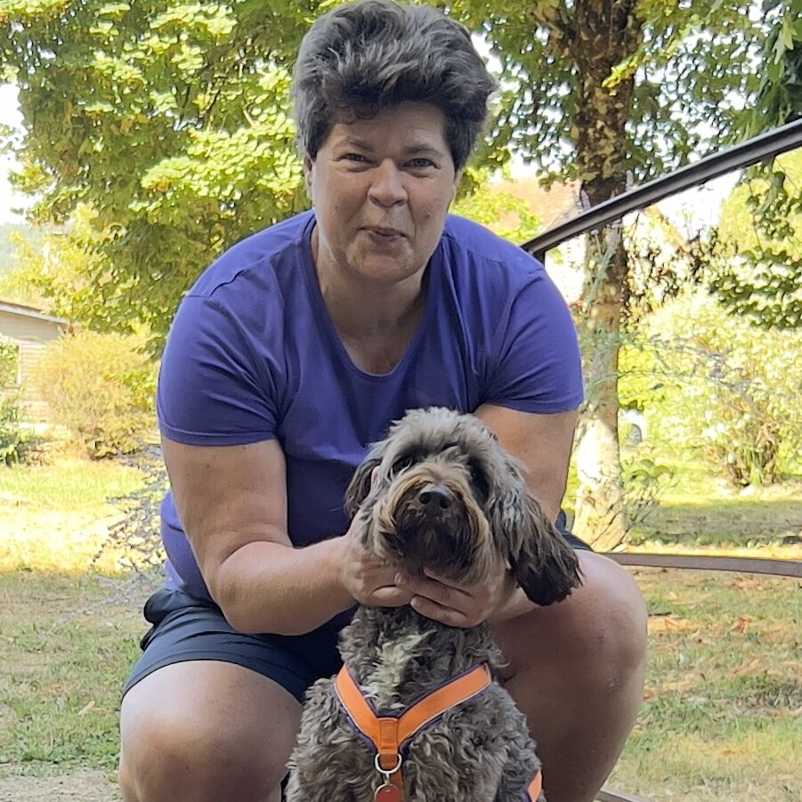 Ingrid samen met haar hond in de zomer bij DorestadDogs